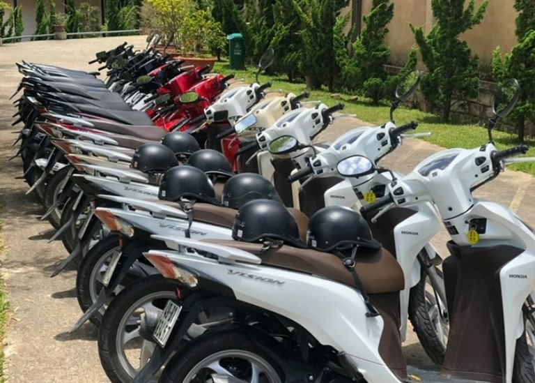 Một chiếc xe tay ga đời mới đang được chuẩn bị để bàn giao cho khách hàng thuê xe