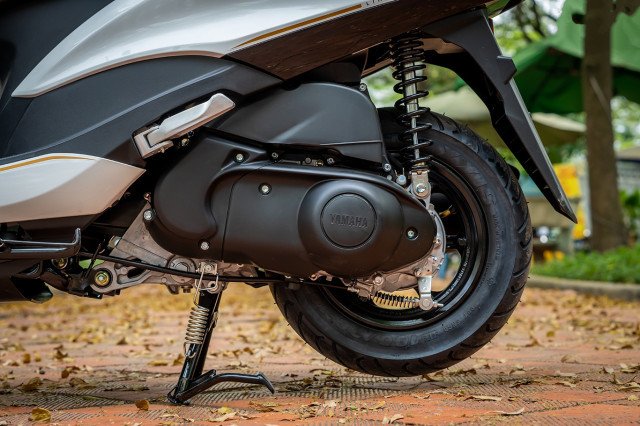 Một chiếc xe Yamaha Latte đang di chuyển trên đường phố