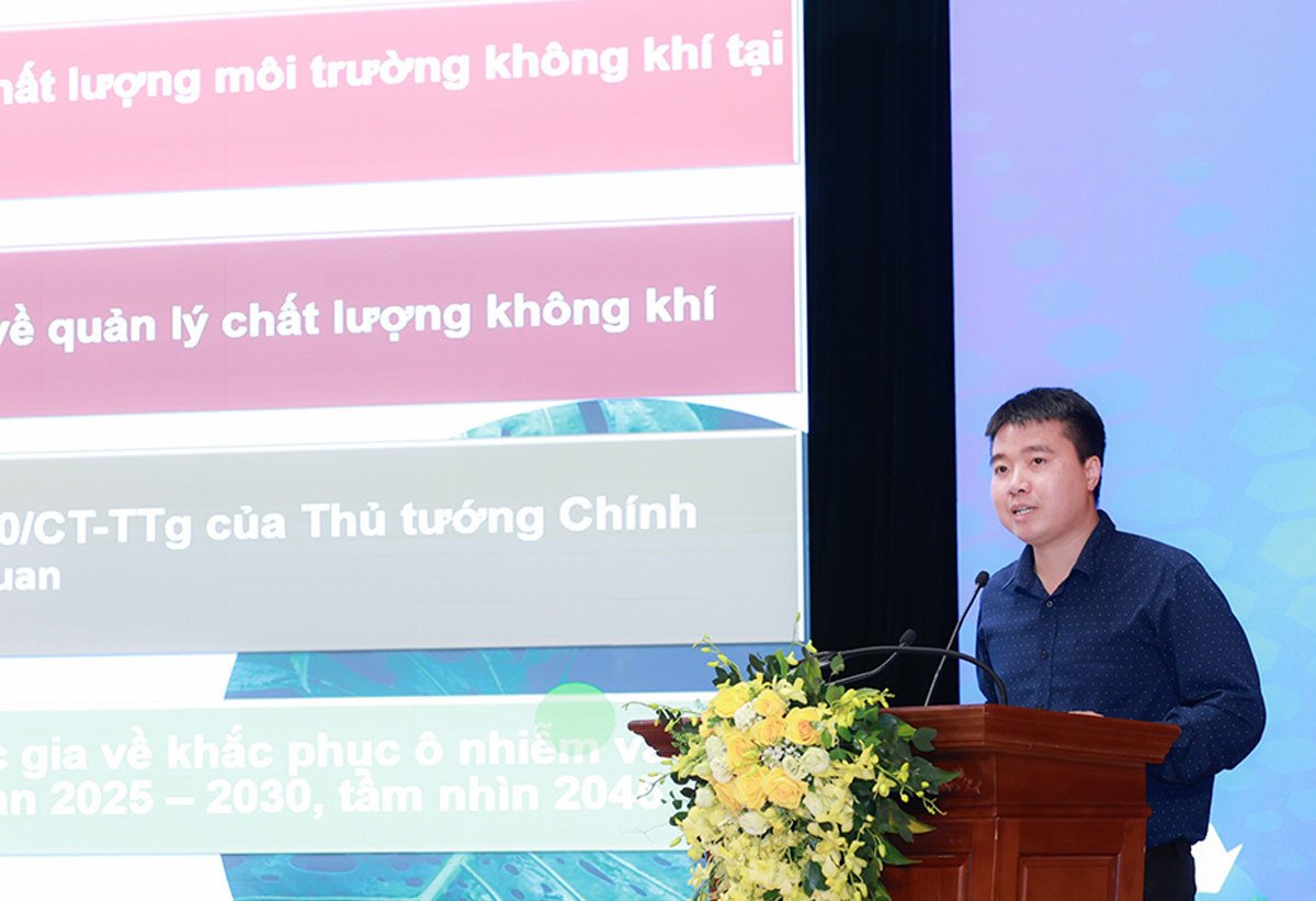 Một đại diện phát biểu tại một hội nghị về môi trường