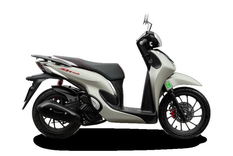 Một dãy các mẫu xe tay ga và xe số phổ thông được trưng bày tại một showroom xe máy