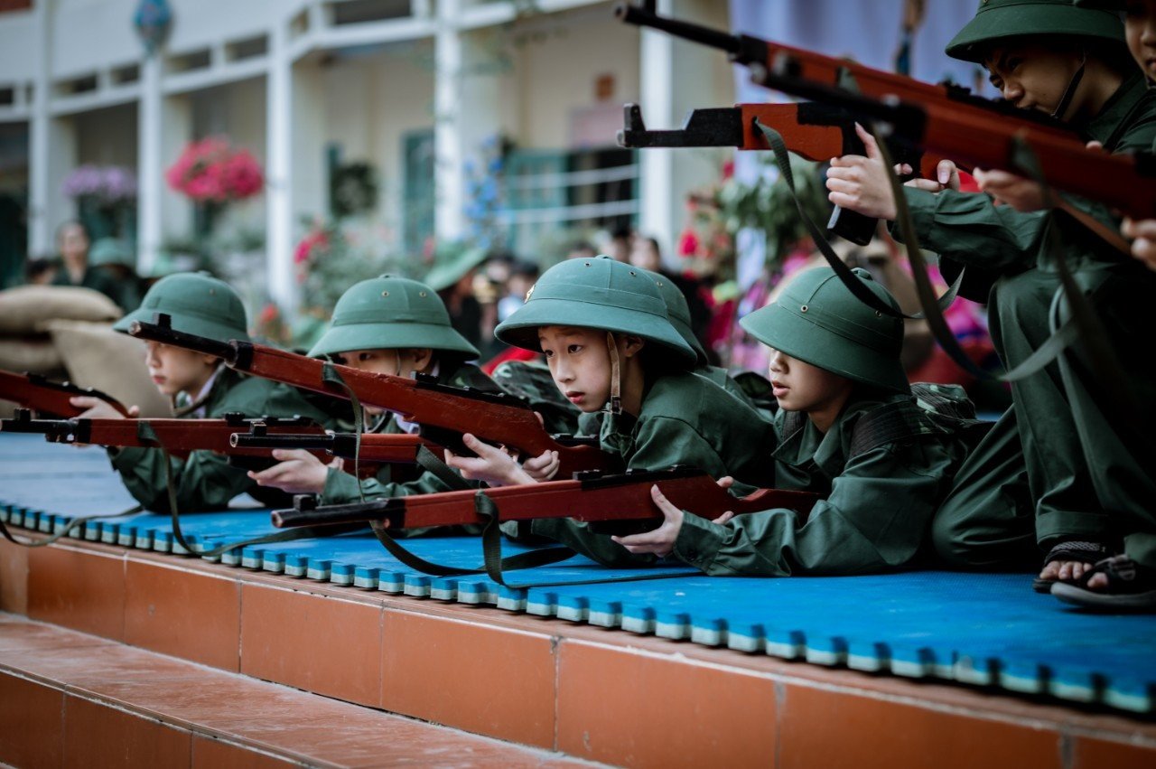 Một góc nhìn khác của tác phẩm nghệ thuật phấn, tập trung vào sự sinh động của các phương tiện chiến tranh