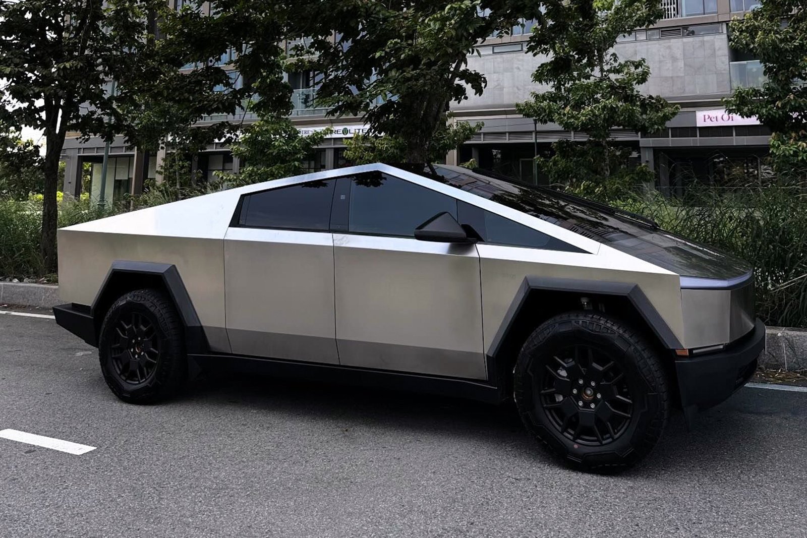 Một góc nhìn khác về thiết kế mạnh mẽ của Tesla Cybertruck.