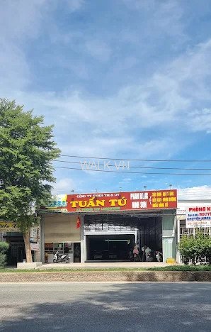 Một góc nhìn toàn cảnh bến xe hoặc điểm đỗ xe lớn, thể hiện sự nhộn nhịp của hoạt động vận tải