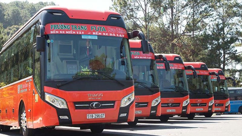 Một góc nhìn từ ngoài vào xe limousine Phương Trang chuẩn bị khởi hành