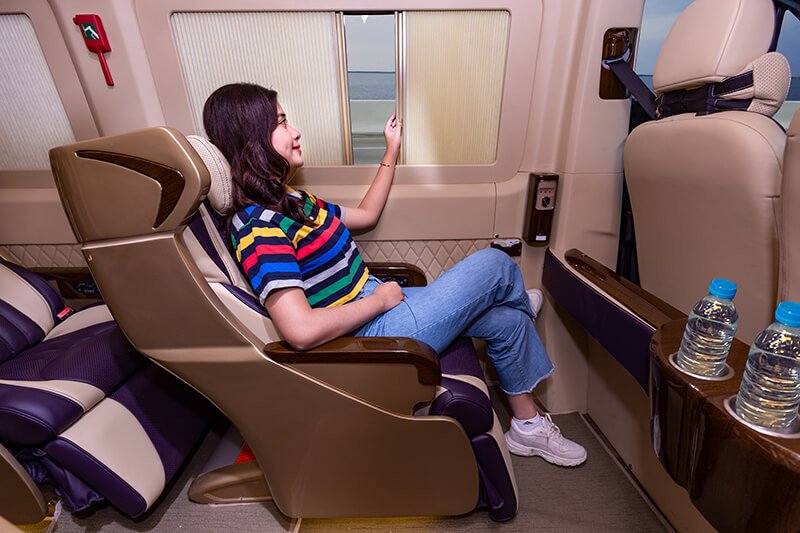 Một góc nội thất xe với các chi tiết gỗ sang trọng và ghế ngồi cao cấp