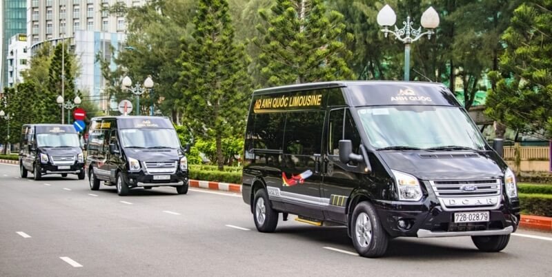 Một hành khách đang trao đổi thông tin qua điện thoại với nhà xe