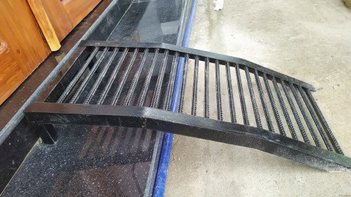 Một mẫu kệ sắt chuyên dụng để sắp xếp nhiều xe máy gọn gàng