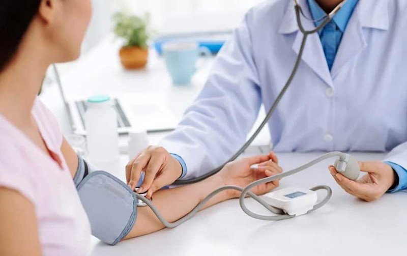 Một người lớn tuổi đang lái xe ô tô cẩn thận trong điều kiện ánh sáng ban ngày