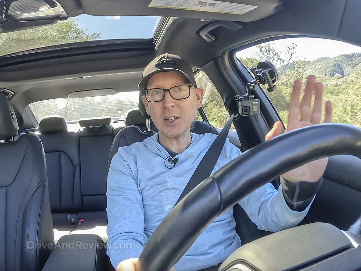 Một tài xế đang ngồi trong khoang lái BMW 330i