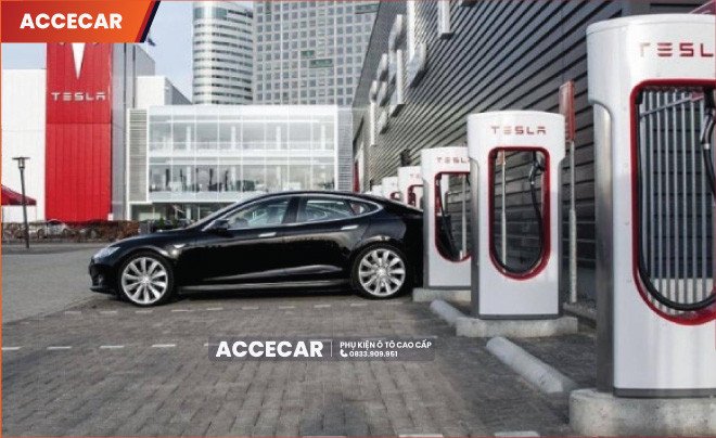 Một trạm sạc nhanh Supercharger của Tesla với vài chiếc xe đang sạc