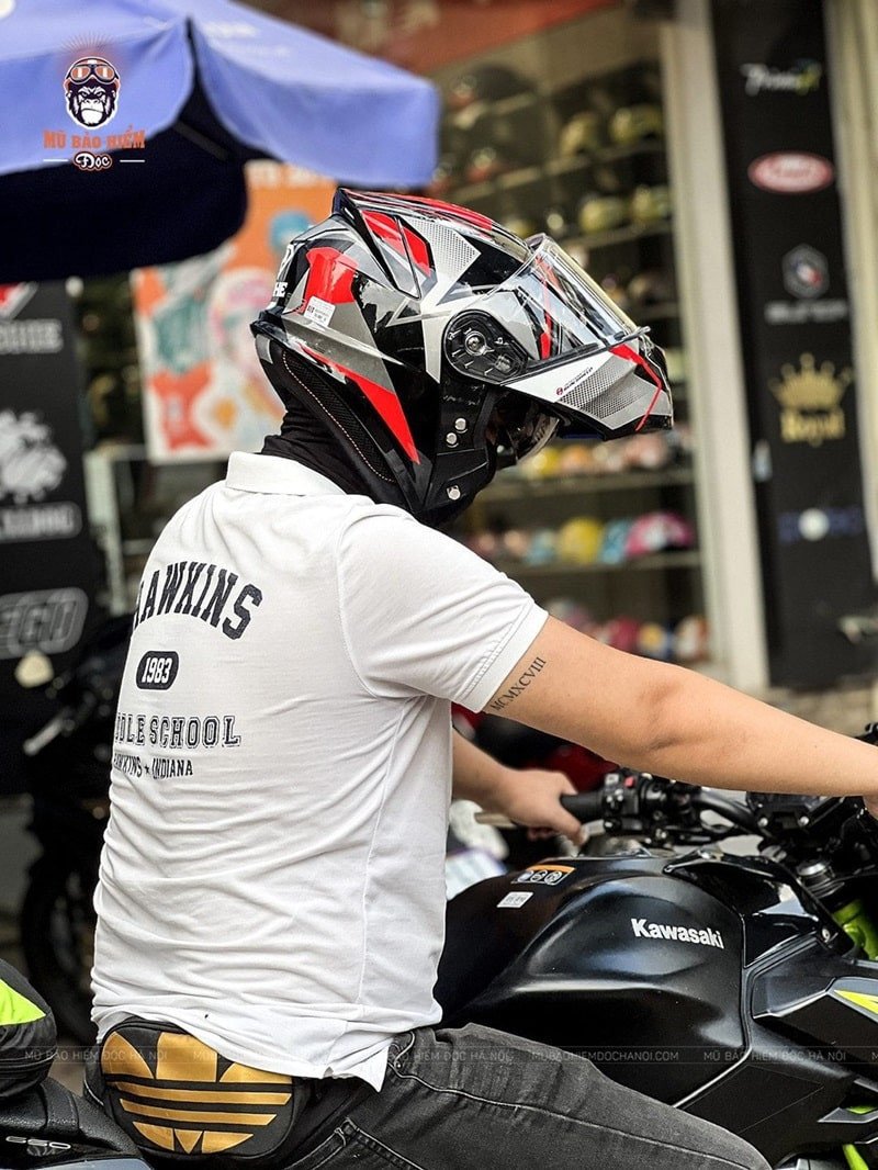 Mũ bảo hiểm Modular màu xám thể hiện rõ cơ chế lật hàm đặc trưng.