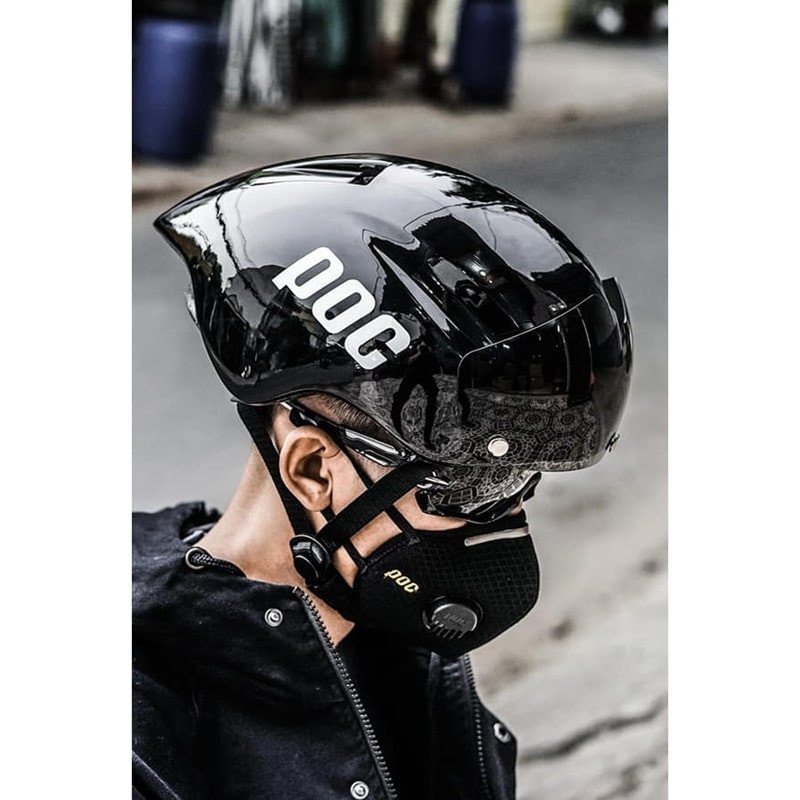 Mũ bảo hiểm thể thao với nhiều lỗ thông hơi trên đỉnh đầu, tạo sự mát mẻ.