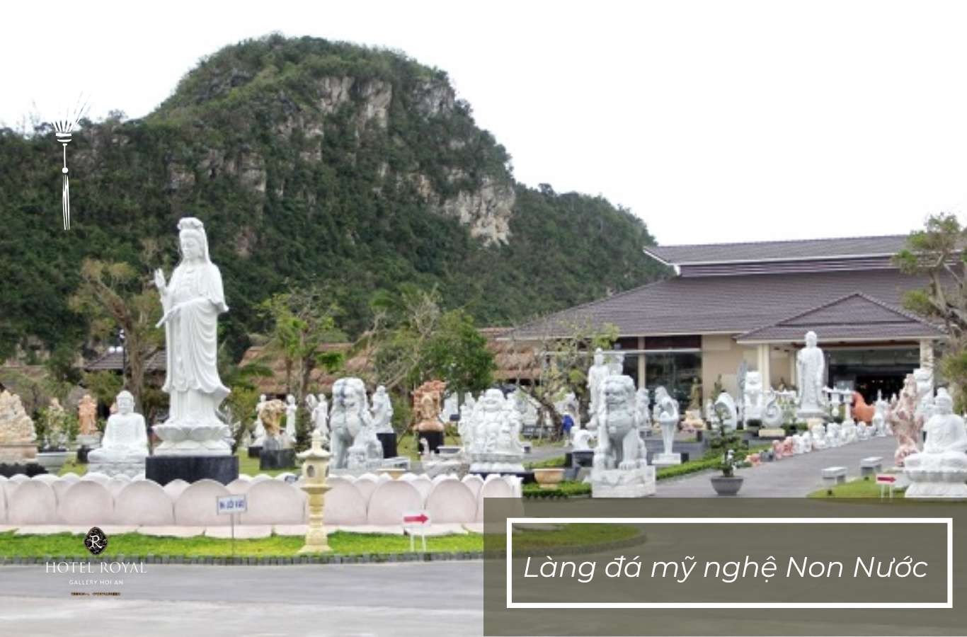 Nghệ nhân đang chế tác đá thủ công tại làng nghề