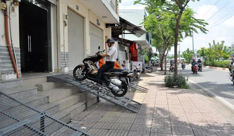 Ngôi nhà có nền cao hơn mặt đường sau khi đường được nâng cấp, cần có bậc dắt xe máy