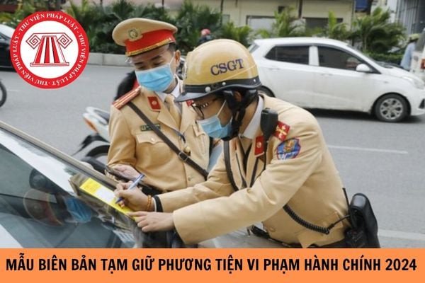 Người Cảnh Sát Giao Thông Đang Lập Biên Bản