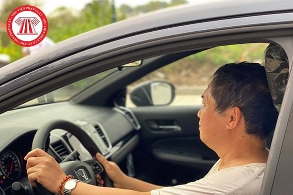 Người cao tuổi đang kiểm tra giấy phép lái xe