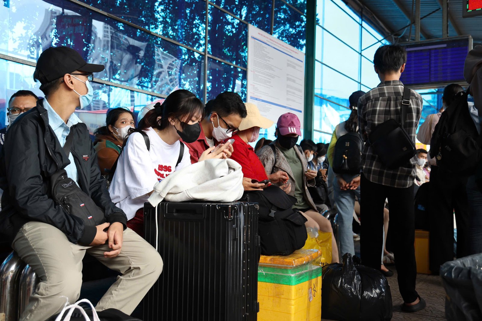 Người dân lỉnh kỉnh đồ đạc về quê 4 ngày