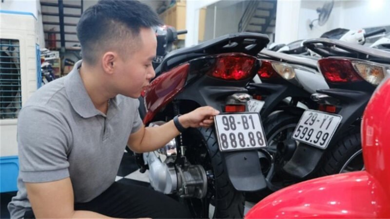 Người dân quan tâm đến quy định đấu giá biển số xe máy