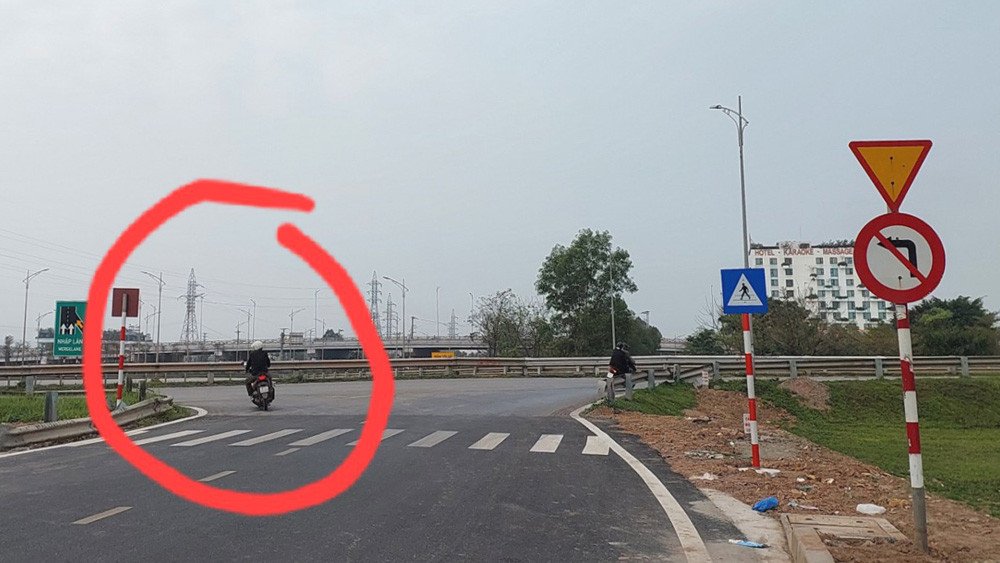 Người điều khiển xe máy bất chấp biển báo đi vào đường cao tốc Hà Nội - Bắc Giang