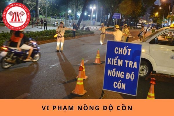 Người điều khiển xe máy bị cảnh sát giao thông dừng xe kiểm tra nồng độ cồn