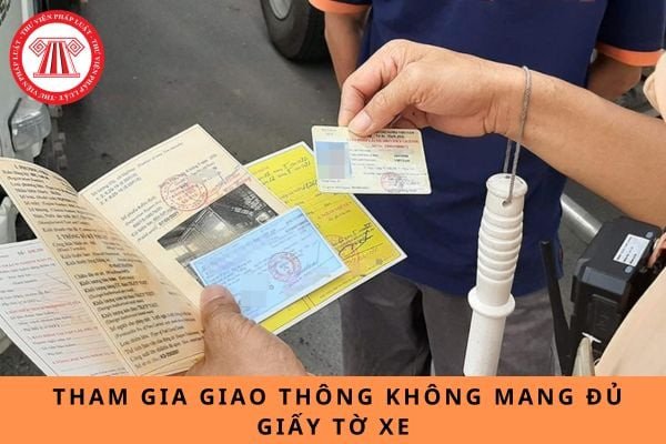 Người điều khiển xe máy bị cảnh sát giao thông yêu cầu xuất trình giấy tờ