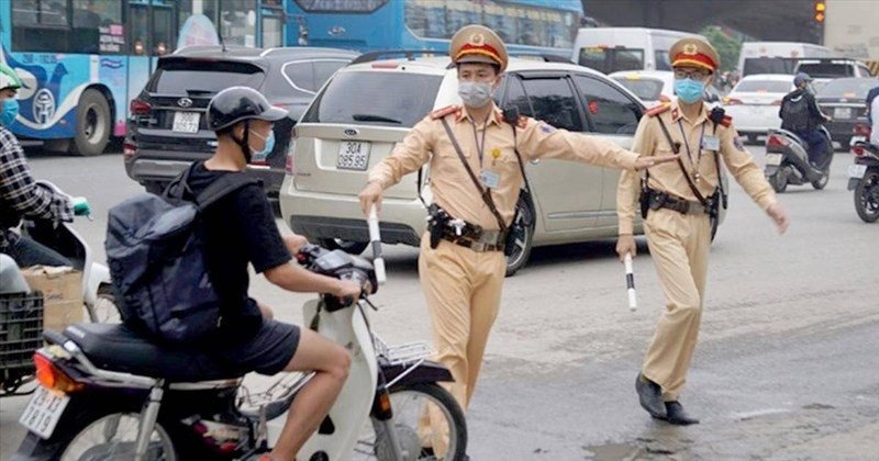 Người điều khiển xe máy bị kiểm tra giấy tờ và không mang theo bằng lái xe