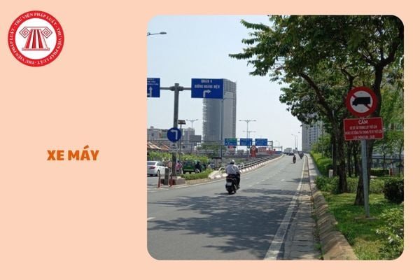 Người điều khiển xe máy chở hai người ngồi sau trong khuôn khổ cho phép