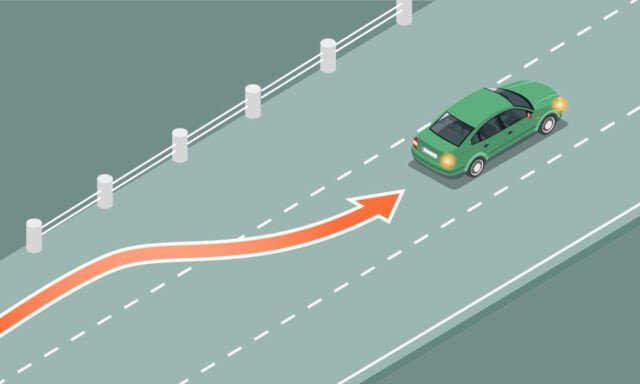 Người điều khiển xe máy chuyển làn đột ngột trên đường phố đông đúc