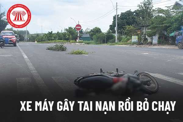 Người điều khiển xe máy đang xem xét tình huống va chạm trên đường