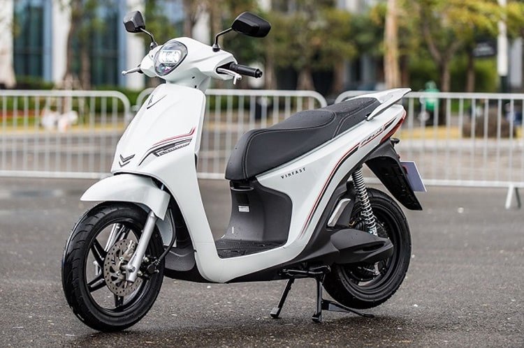 Người điều khiển xe máy điện với tư thế lái thoải mái, thể hiện sự dễ dàng khi sử dụng