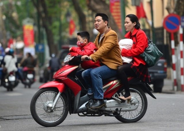 Người điều khiển xe máy không đội mũ bảo hiểm và mức phạt theo quy định