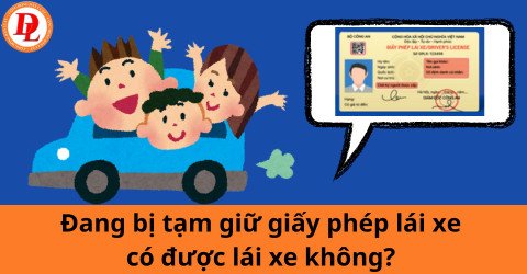 Người điều khiển xe mô tô đang bị kiểm tra giấy tờ giao thông