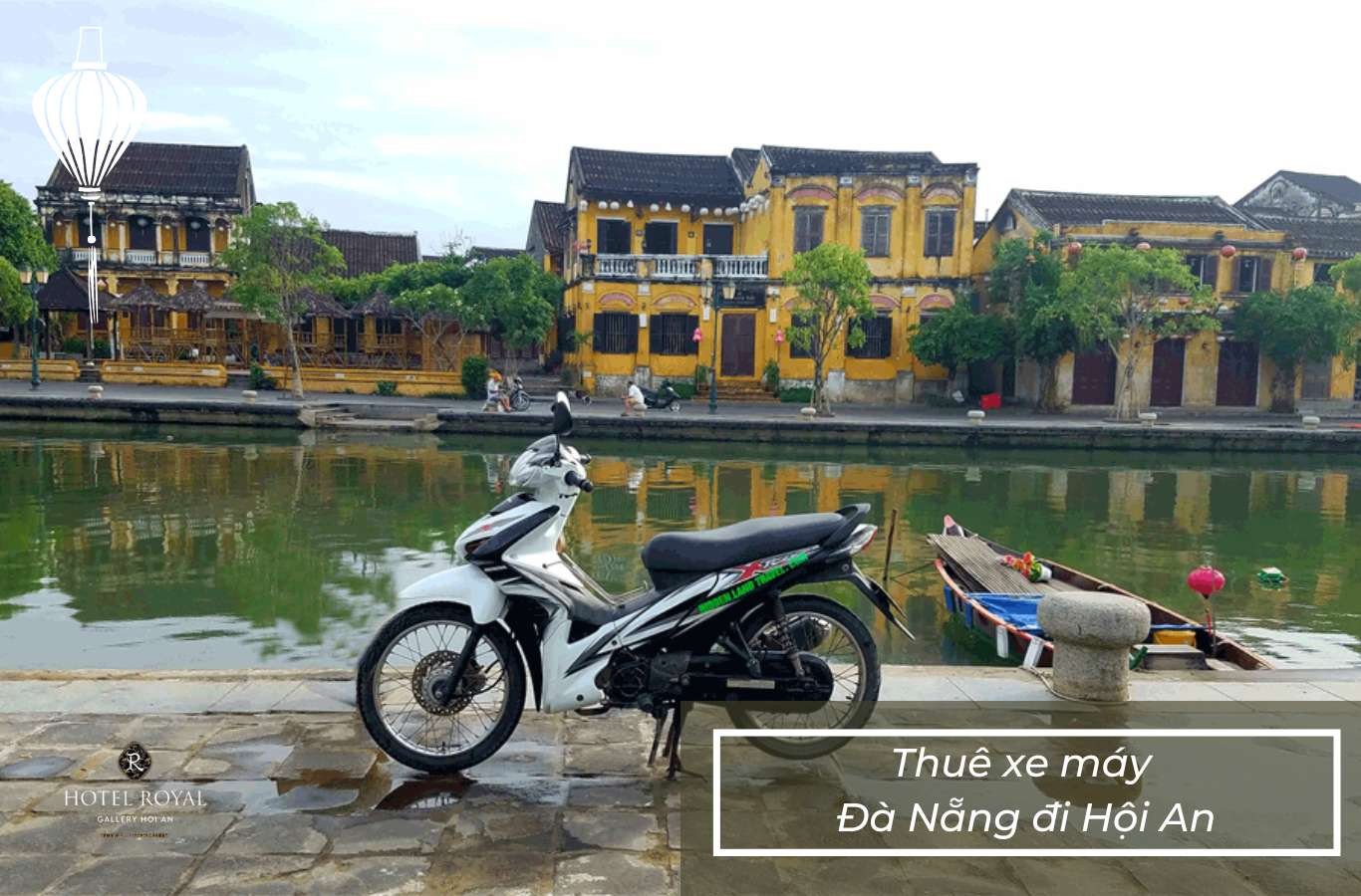 Người du khách tự lái xe máy trên cung đường ven biển đến Hội An