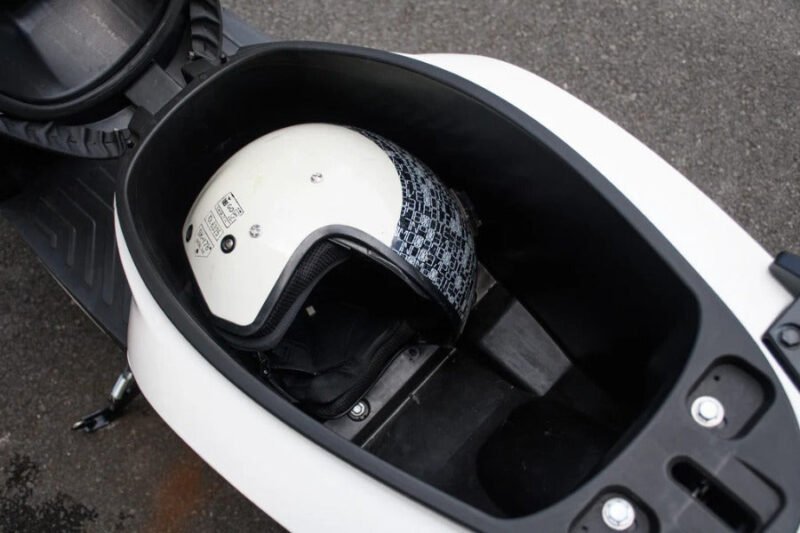 Người dùng cần cốp xe điện rộng để cất mũ bảo hiểm, túi xách và đồ dùng cá nhân