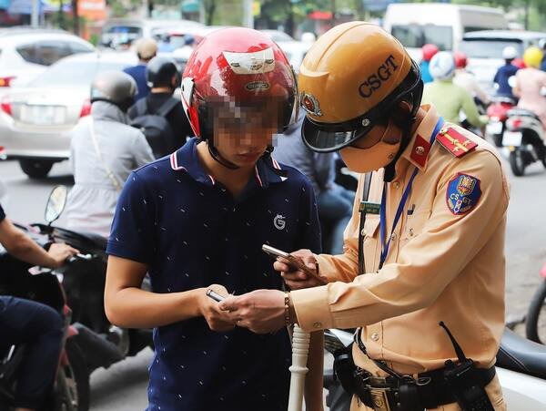 Người dùng đang kiểm tra thông tin bảo hiểm xe máy trên ứng dụng di động