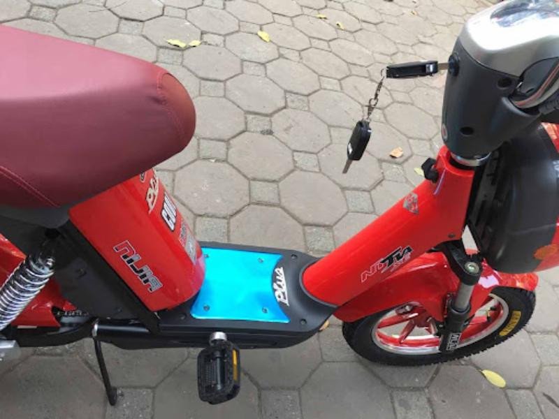 Người dùng đang sử dụng khóa cơ trên xe đạp điện