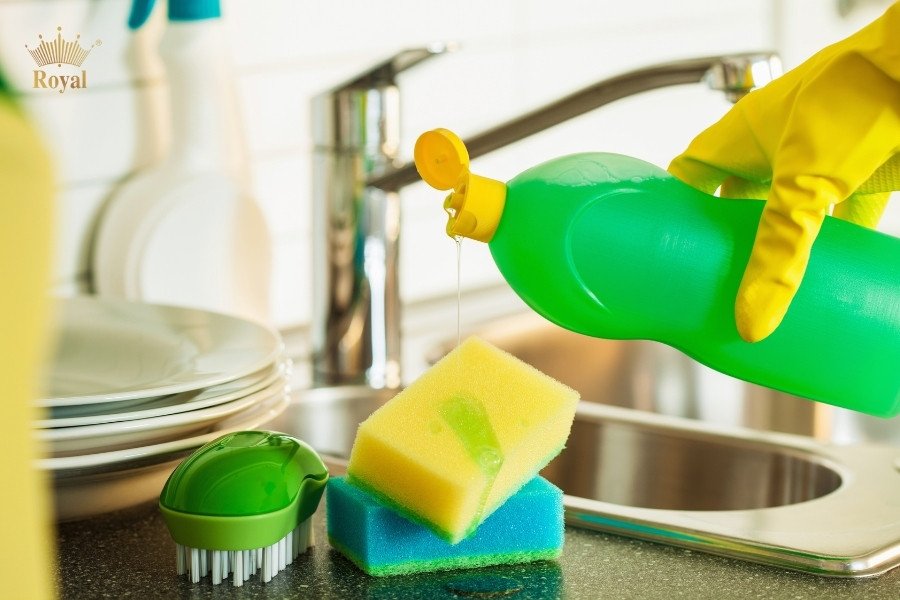 Người dùng đang thoa kem đánh răng lên bề mặt kính mũ bảo hiểm để chống đọng nước