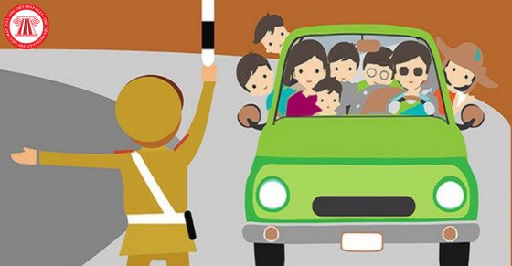 Người lái xe 7 chỗ kiểm tra số lượng hành khách trước khi khởi hành