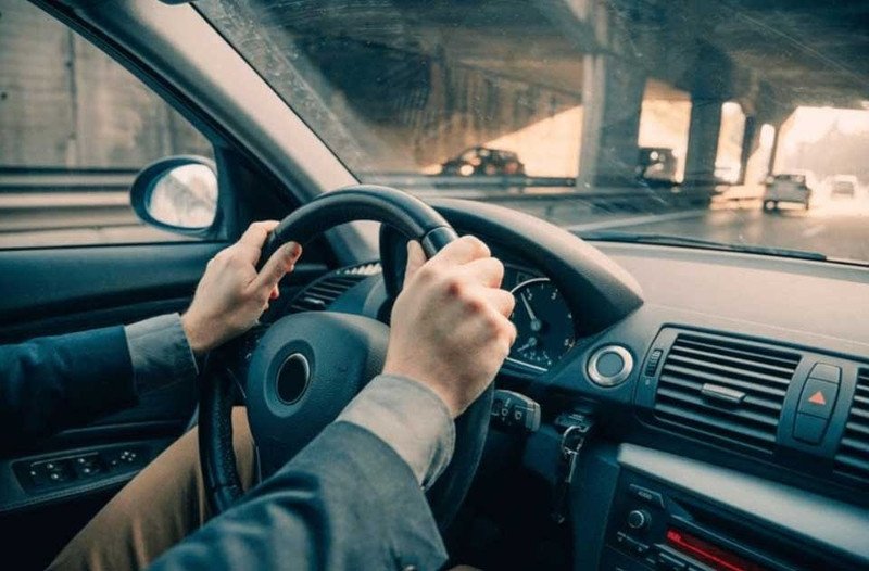 Người lái xe đang duỗi cơ tay nhẹ nhàng trước khi khởi hành