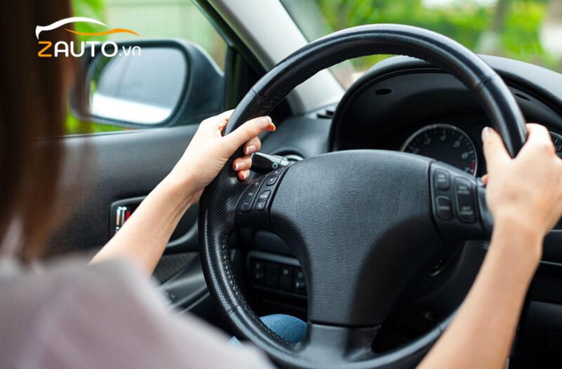 Người lái xe đang thực hiện thao tác trả thẳng lái khi lùi xe trong không gian hẹp