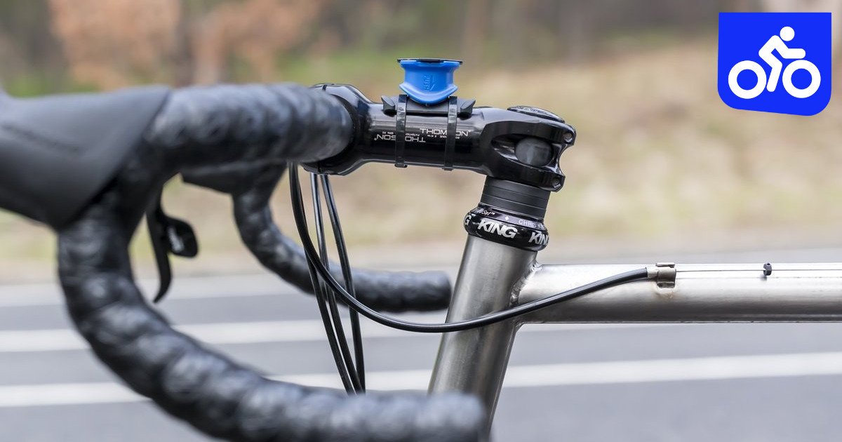 Người lái xe đạp road đang cúi thấp người để tăng tốc