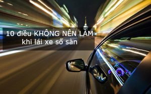 Người lái xe đặt chân lên bàn đạp côn khi đang lái xe số sàn