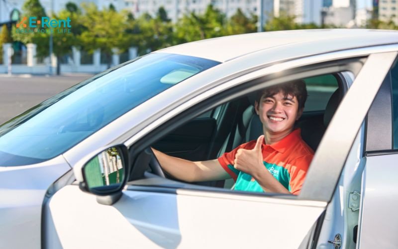 Người lái xe gia đình đang kiểm tra lộ trình trước khi di chuyển