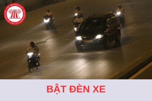 Người lái xe máy cần chú ý bật đèn xe đúng giờ theo quy định mới