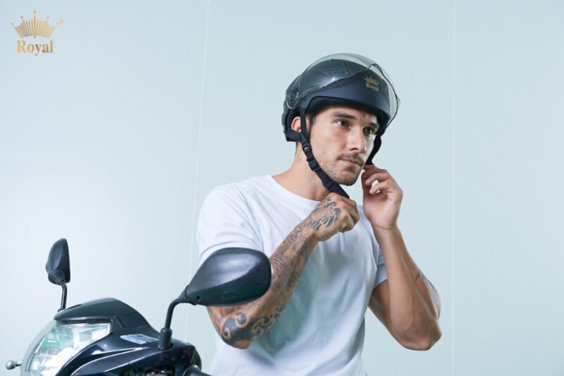 Người lái xe máy cần đội mũ bảo hiểm đạt chuẩn theo quy định