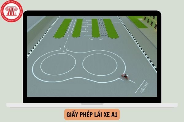 Người lái xe máy đang kiểm tra giấy tờ xe của mình