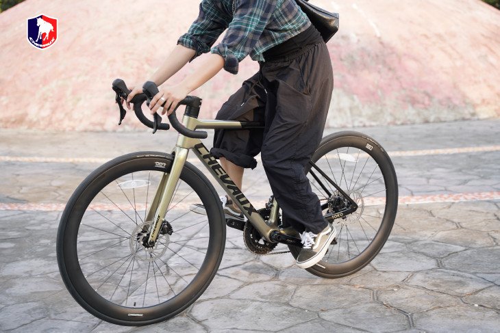 Người lái xe máy đang phải dùng sức đạp mạnh để chuyển số bị kẹt