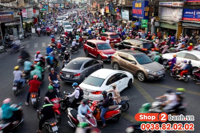 Người lái xe máy đang quan sát bản đồ hoặc ứng dụng chỉ đường để chọn lựa tuyến đường tối ưu