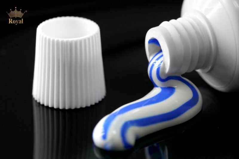 Người lái xe máy đang quan sát qua tấm kính mũ bảo hiểm bị mờ trong điều kiện thời tiết ẩm ướt