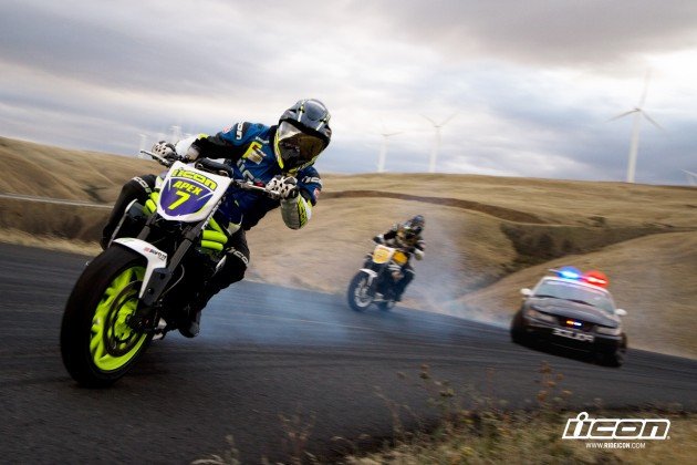 Người lái xe máy đang thực hiện thao tác bóp côn và phanh nhẹ ở khu vực cua